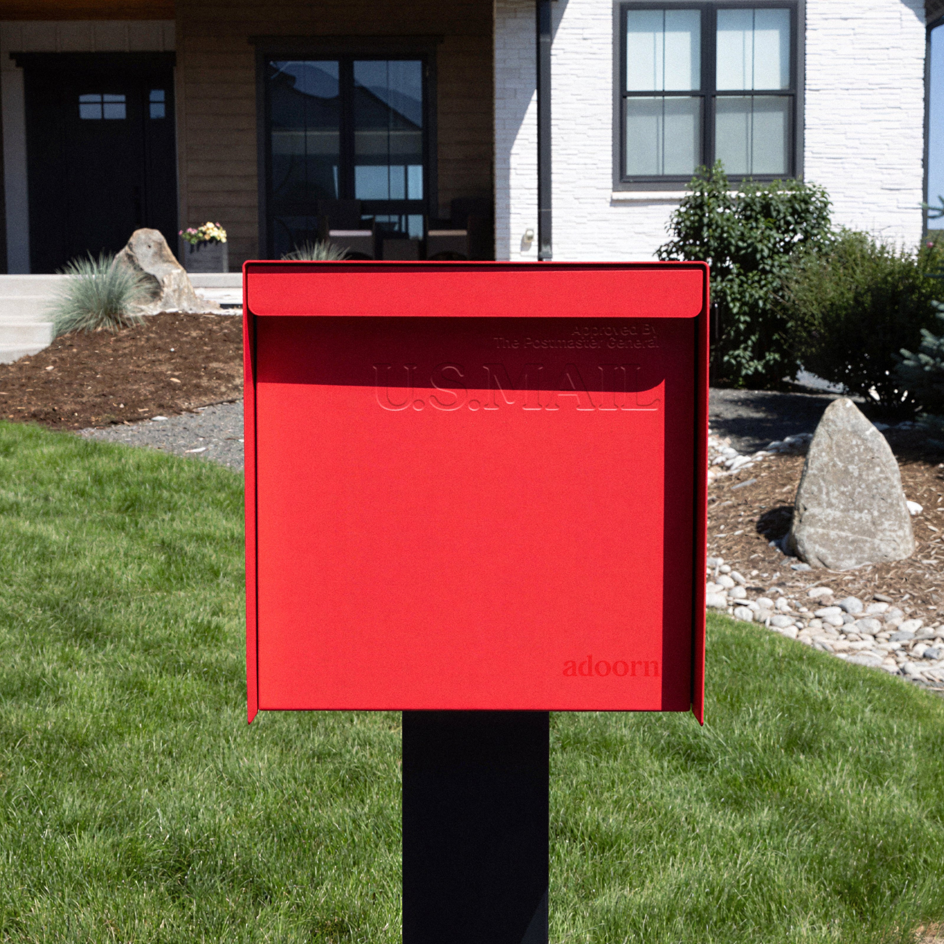 PDP BuyBox Carousel DSPM NL REDRED New USPS Lockup Slide12 Lifestyle | Adoorn