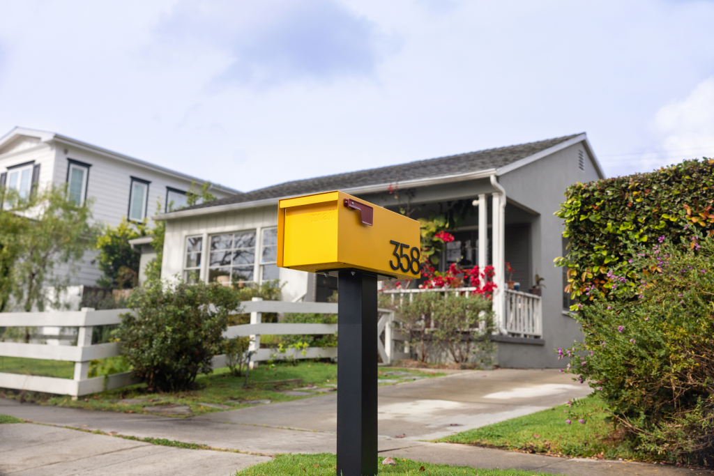 DSPM NL curb yellow DSMAN 4IN 358 curbside house SCLB0014 | Adoorn