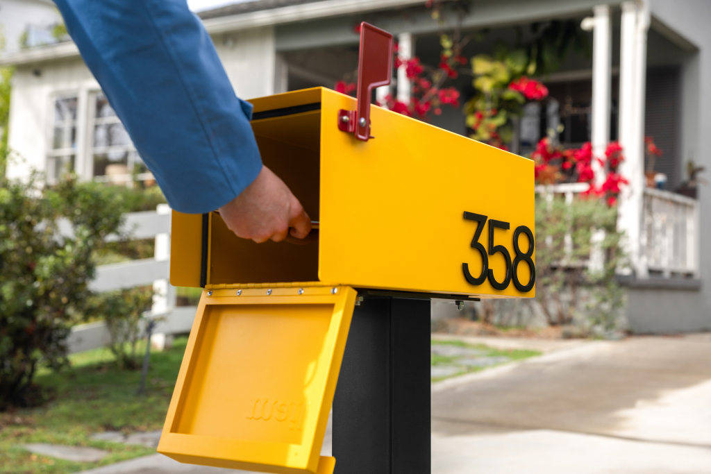 DSPM NL curb yellow DSMAN 4IN 358 with model in use opening SCLB0161 | Adoorn